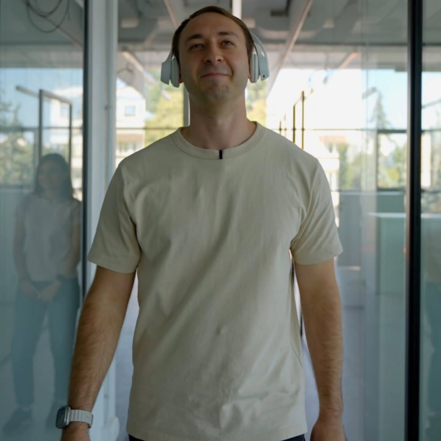 Discuție colegială în biroul Invest Credit